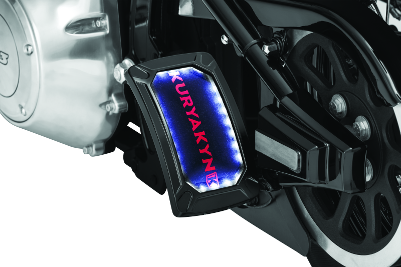Kuryakyn Nova gebogener seitlicher Kennzeichenhalter für vertikale Montage, schwarz glänzend