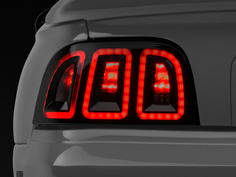 Raxiom 96–98 Ford Mustang Icon LED-Rücklichter – schwarzes Gehäuse (getönte Linse)