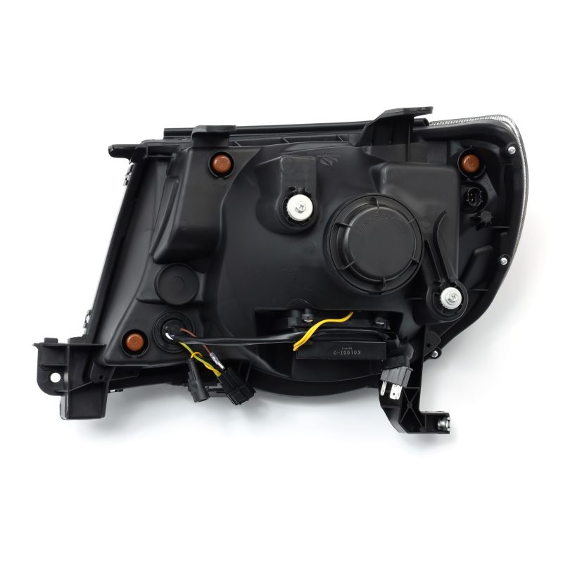 Faros delanteros tipo proyector AlphaRex 05-11 Toyota Tacoma PRO-Series con diseño estilo tablón en color negro y luces de circulación diurna