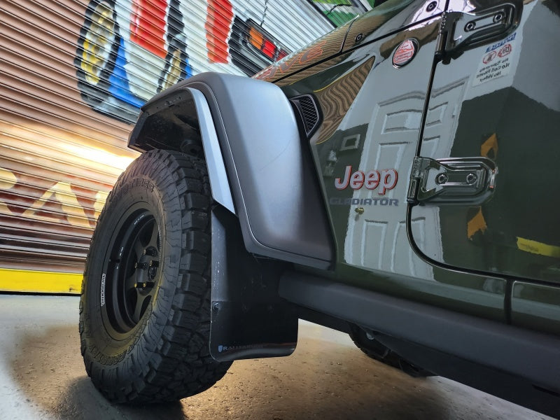 Rally Armor 19–23 Jeep JT Gladiator Mojave/Rubicon schwarzer Schmutzfänger mit metallisch schwarzem Logo