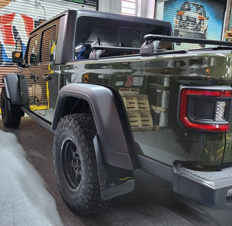 Rally Armor 19–23 Jeep JT Gladiator Mojave/Rubicon schwarzer Schmutzfänger mit metallisch schwarzem Logo