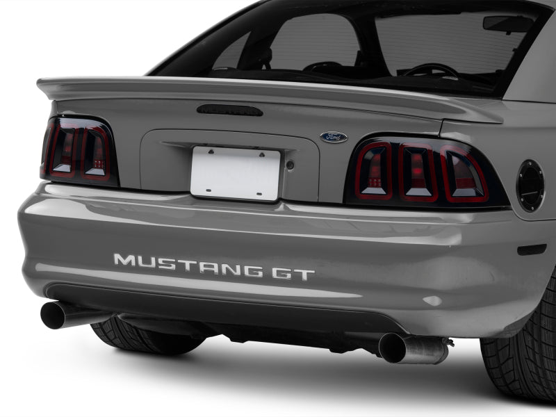 Raxiom 96–98 Ford Mustang Icon LED-Rücklichter – schwarzes Gehäuse (getönte Linse)