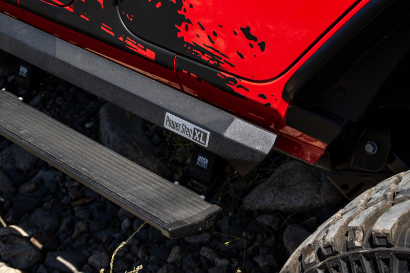 AMP Research 2007–2018 Jeep Wrangler JKU 4DR PowerStep XL – Schwarz (inkl. OEM-Stil-Beleuchtung)