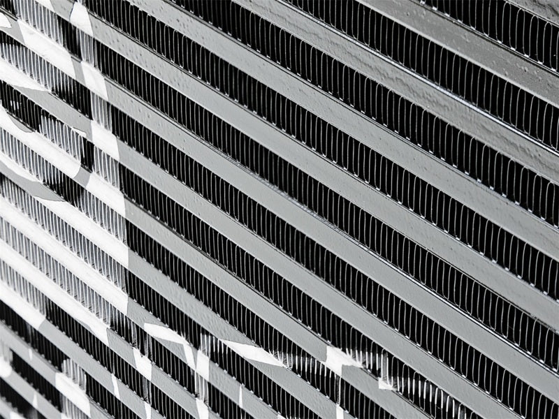 Radiador de barra y placa aFe BladeRunner GT Series con mangueras negras para Jeep Wrangler (JK) 12-18 V6 3.6L